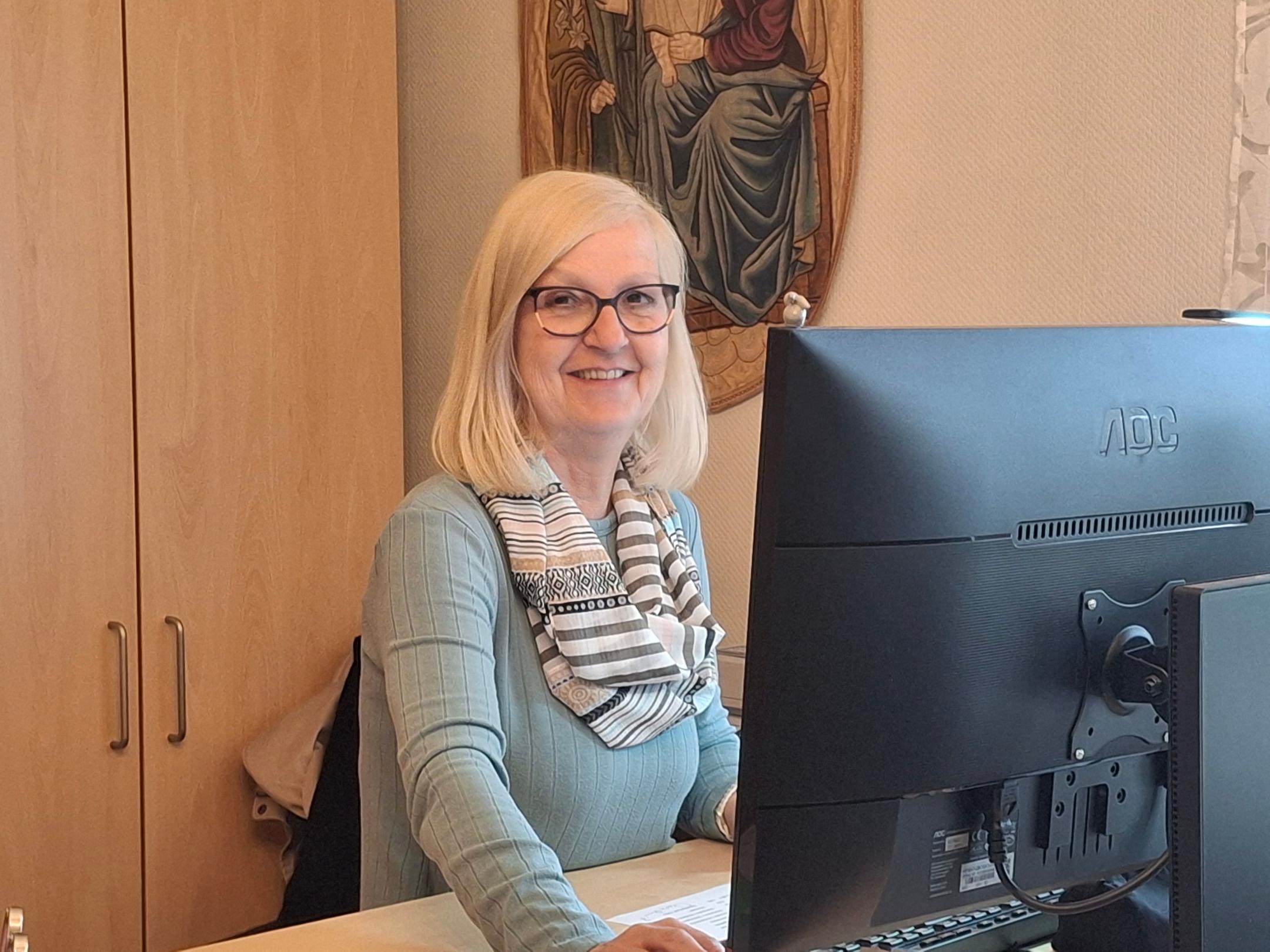 blonde Frau, halblange Haare, Brille, am PC (c) Tanja Theobald blonde Frau, halblange Haare, Brille, am PC