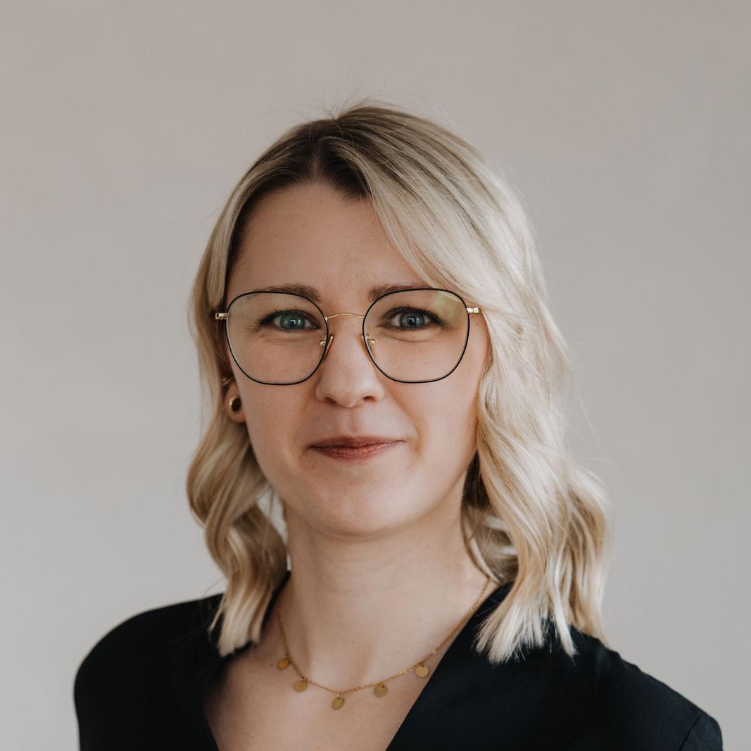Junge Frau, blone gewellte, schulterlange Haare, Brille (c) privat Junge Frau, blone gewellte, schulterlange Haare, Brille