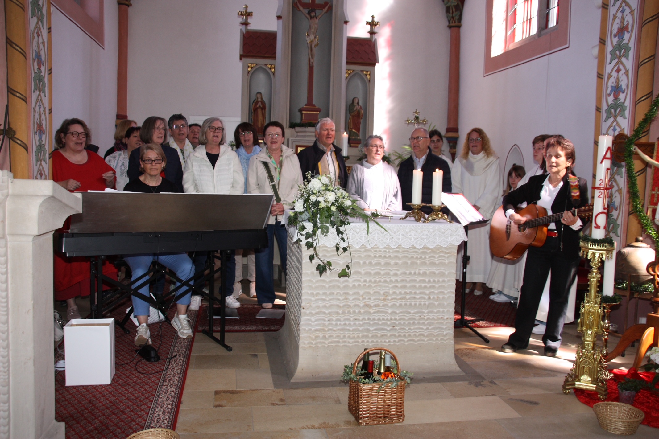 Chor im Altarraum einer Kapelle, Frau am E-Piano, Frau mit Gitarre