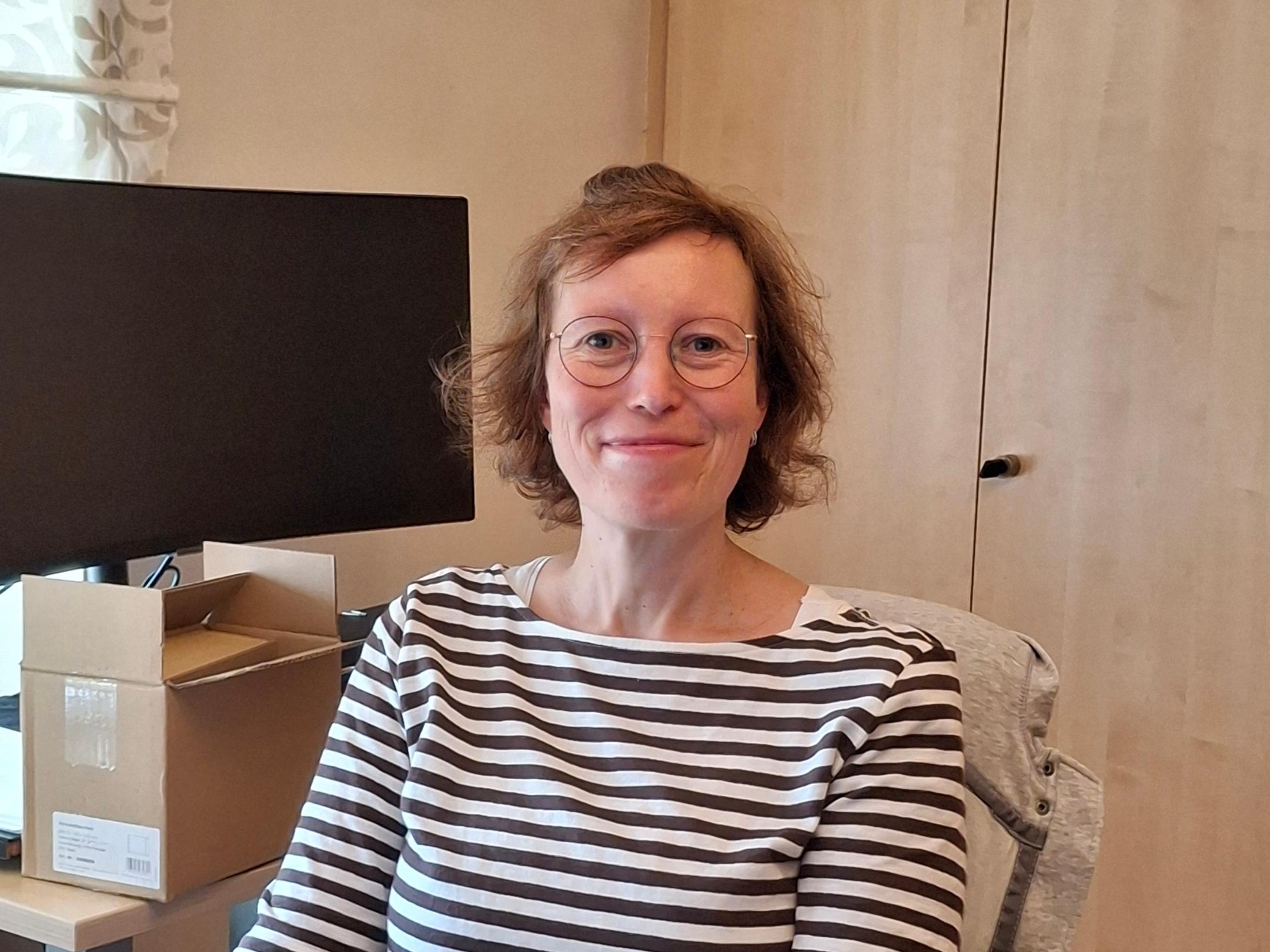 Frau mit mittelblondem Haar am PC (c) Tanja Theobald Frau mit mittelblondem Haar am PC