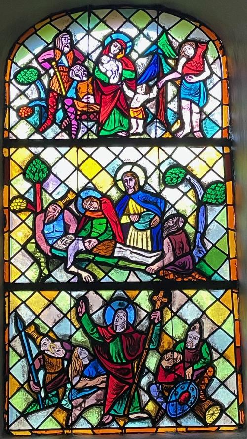 Fenster der Kapelle auf dem Oranna als Verkündigerin, Trösterin und Familienhelferin abgebildet ist.
