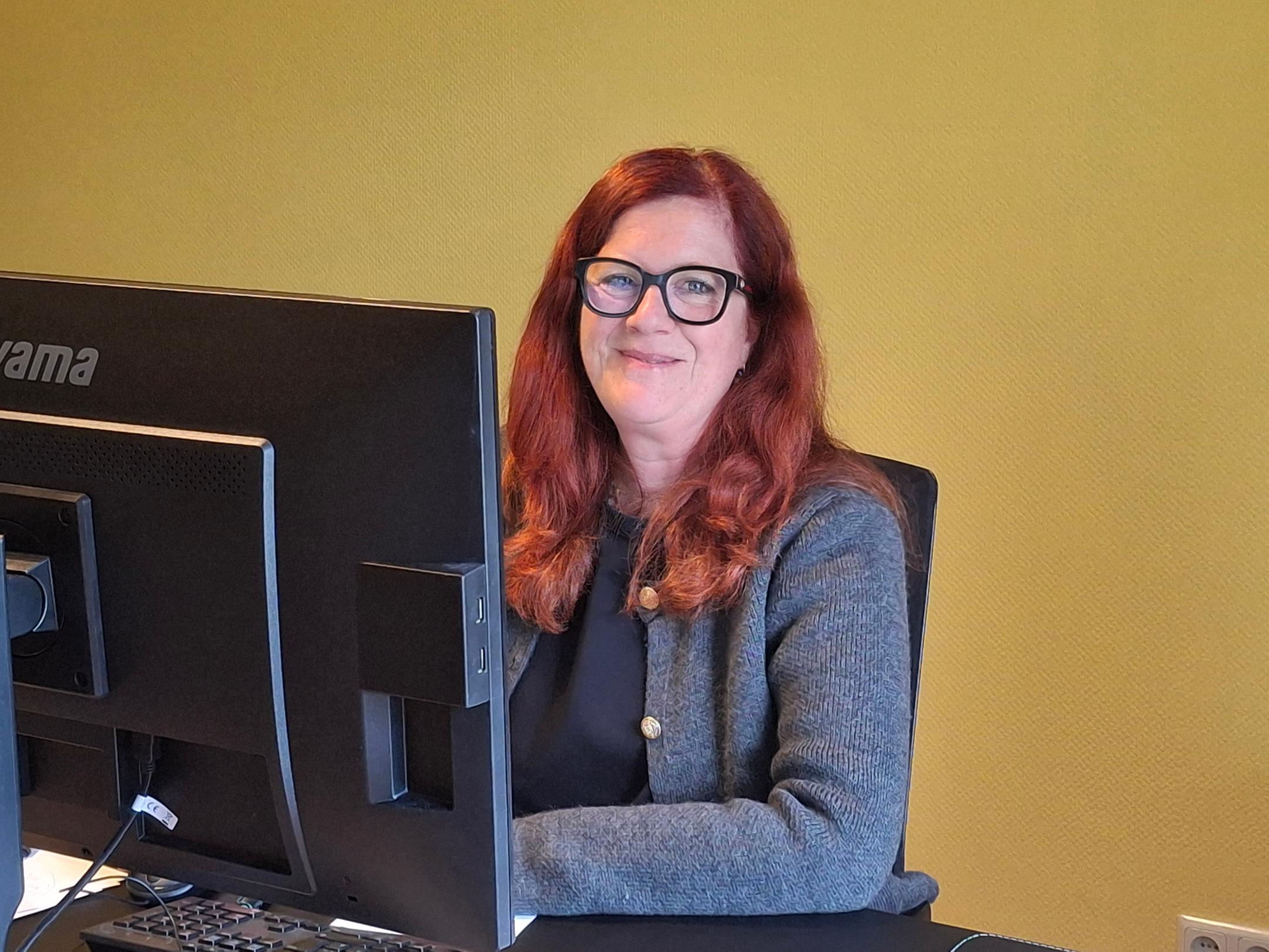 Frau, rote, längere Haare, mit Brille, am PC (c) Tanja Theobald Frau, rote, längere Haare, mit Brille, am PC