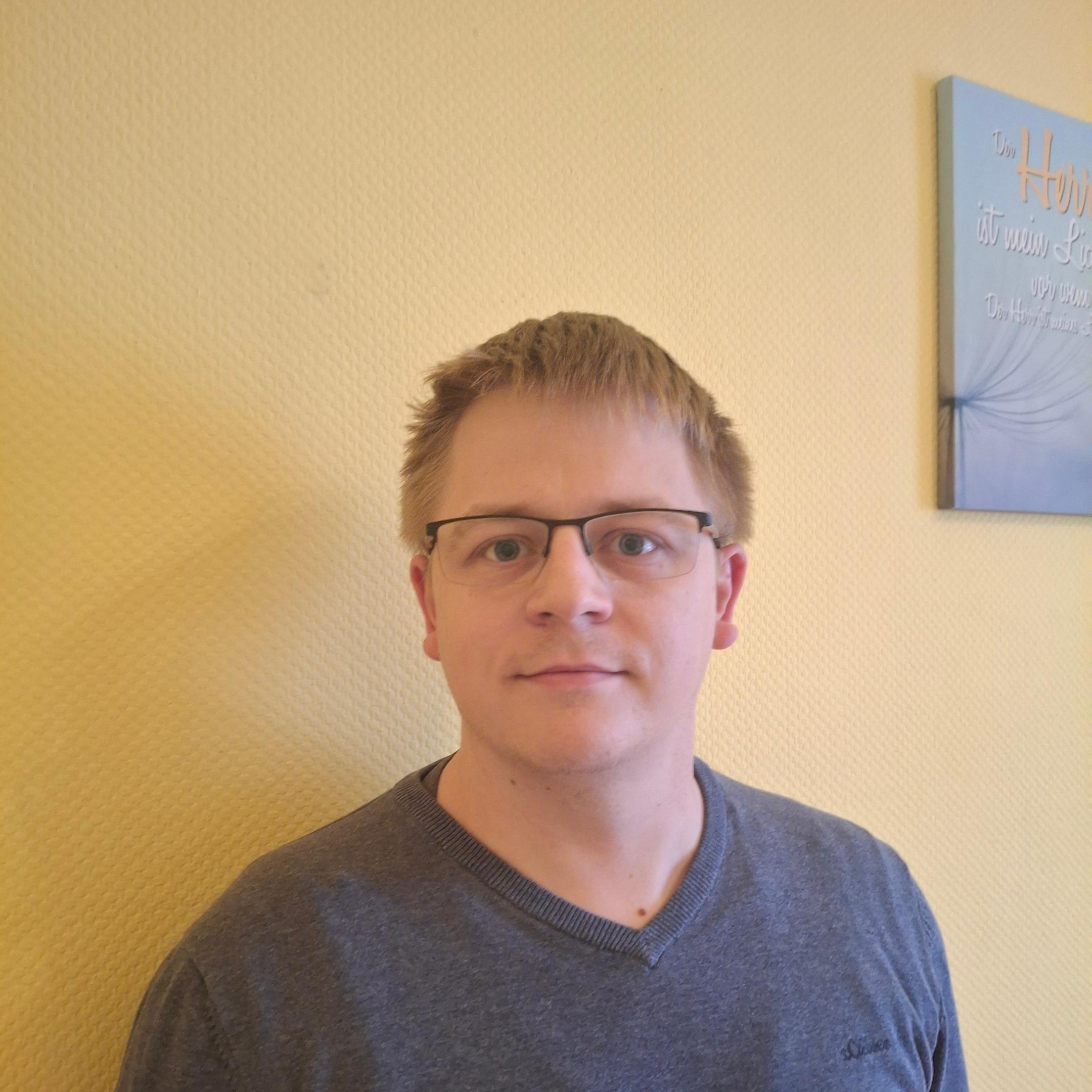 Mann mit kurzen blonden Haaren (c) Simon Herber Mann mit kurzen blonden Haaren