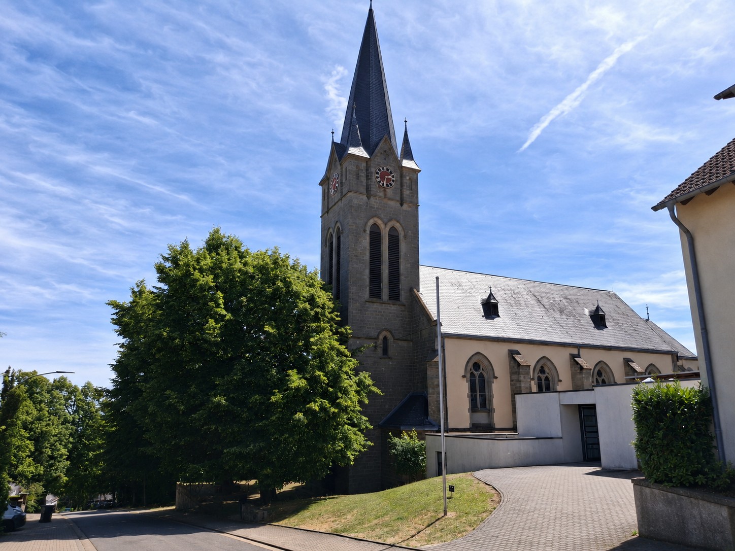 Kirche am Berg mit hohem Baum