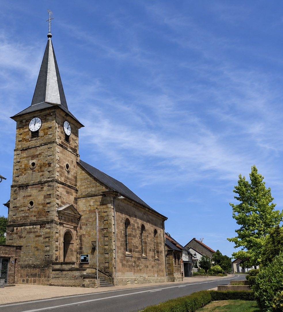 Kirche direkt an der Straße