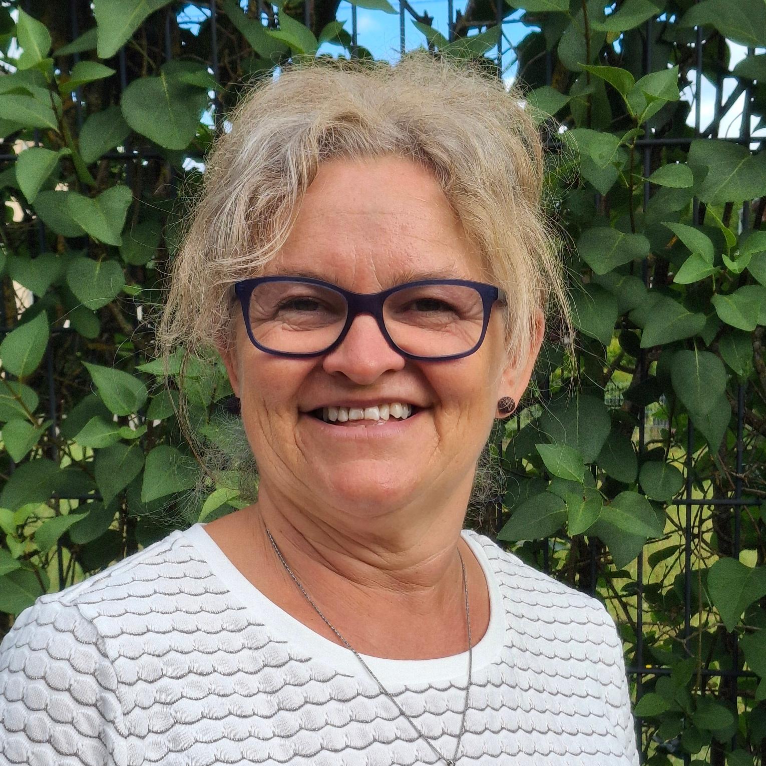 Blonde Frau mit Brille und weißem Pulli (c) Tanja Theobald Blonde Frau mit Brille und weißem Pulli